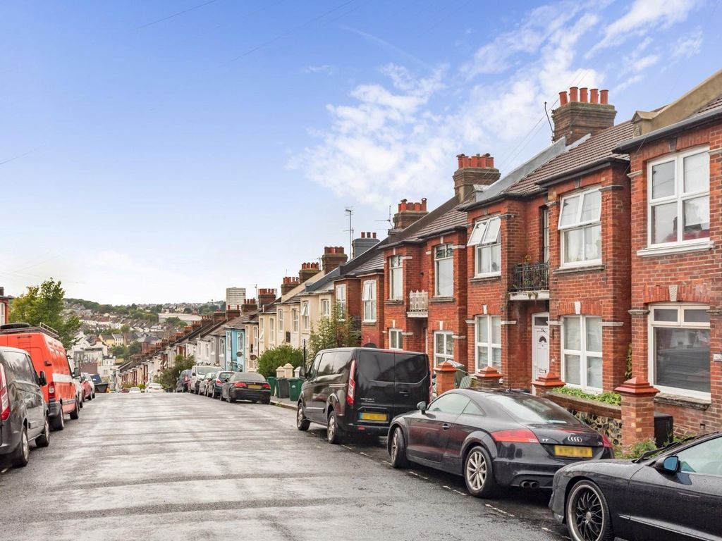 2 bed flat for sale in Shanklin Road, Brighton BN2, £320,000