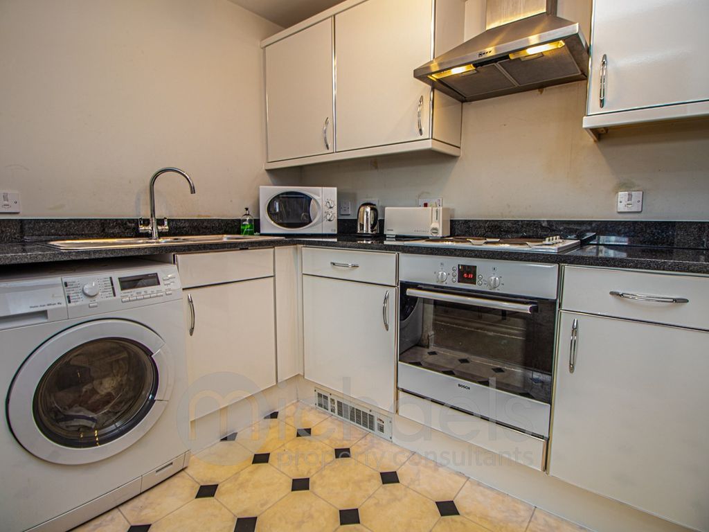 2 bed flat for sale in Nottage Crescent, Braintree CM7, £130,000