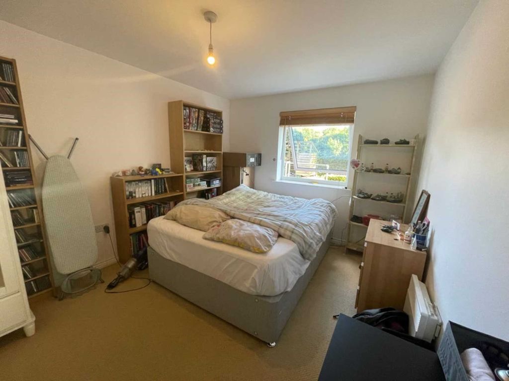 2 bed flat for sale in Meadow Way, Caversham RG4, £260,000