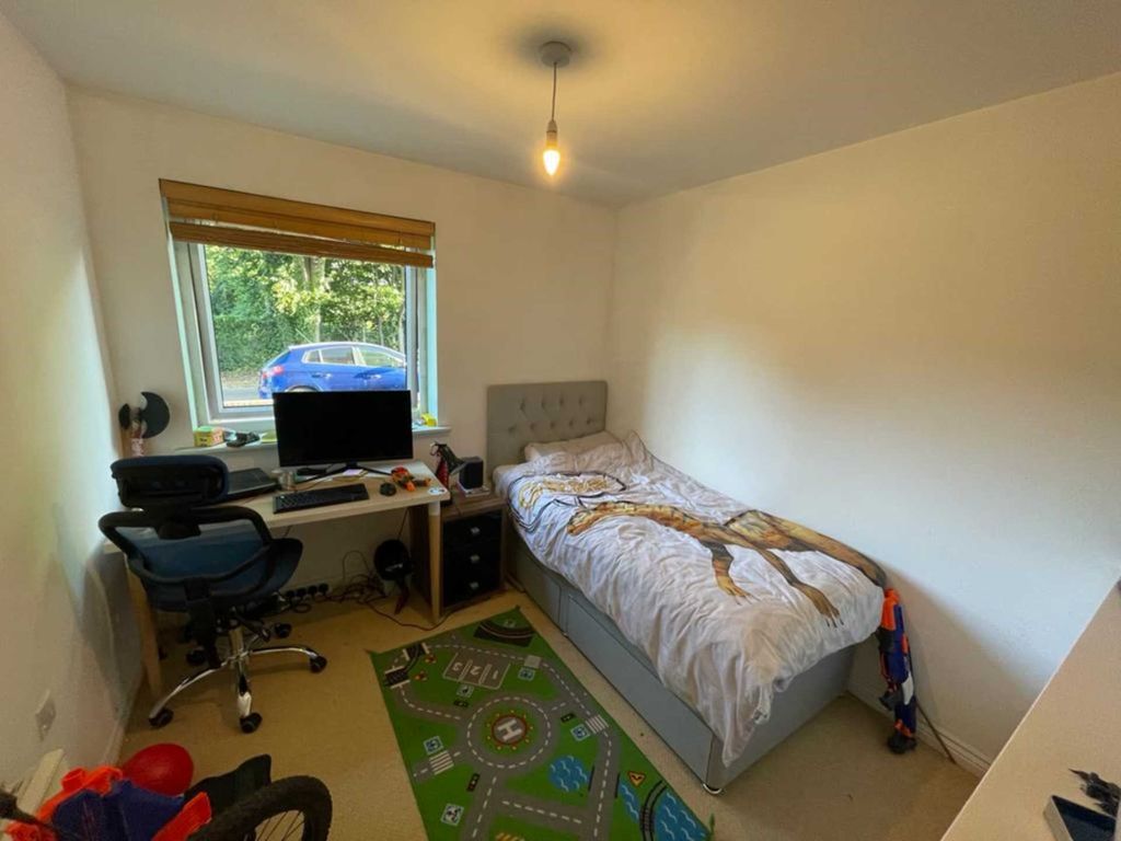 2 bed flat for sale in Meadow Way, Caversham RG4, £260,000
