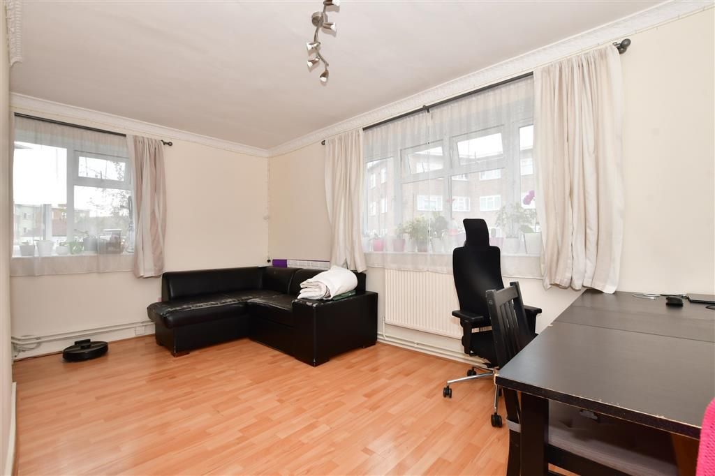2 bed flat for sale in Bradfield Drive, Barking, Essex IG11, £220,000