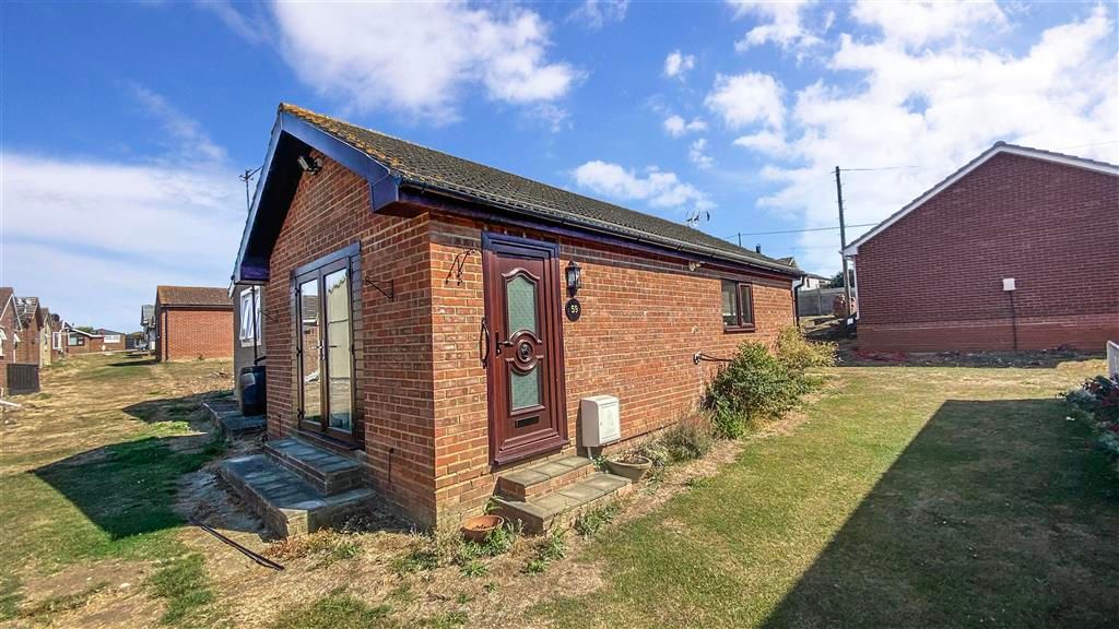 2 bed mobile/park home for sale in Warden Bay Road, Warden Bay, Sheerness, Kent ME12, £38,000