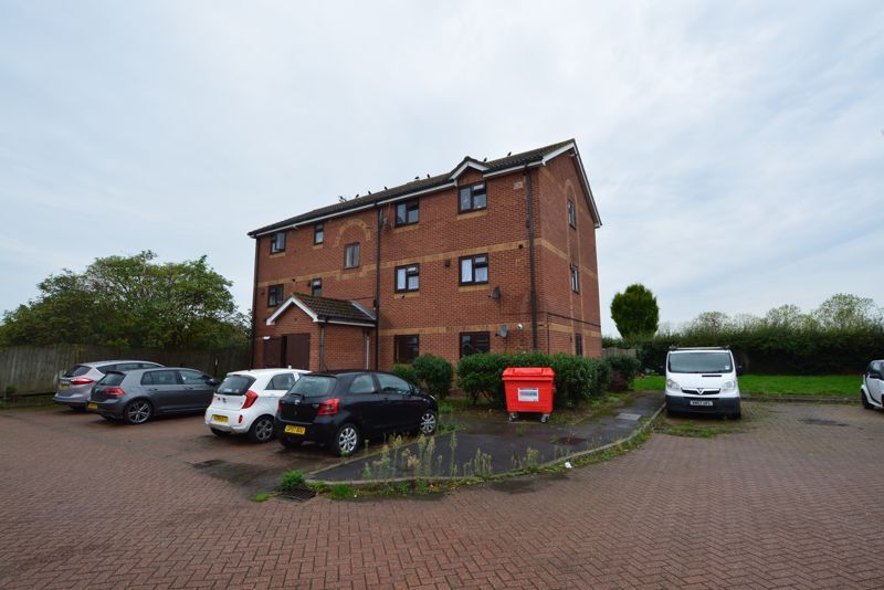 2 bed flat for sale in Sumburgh Way, Stoke Poges, Slough SL1, £275,000