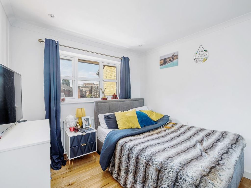 1 bed flat for sale in Anderson Close, Acton W3, £275,000
