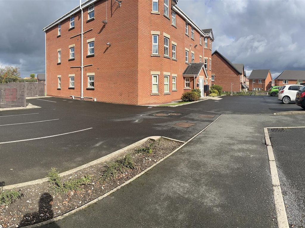 1 bed flat for sale in Garden Vale, Leigh WN7, £89,500