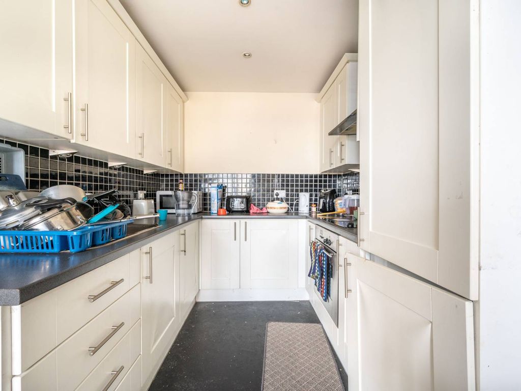 1 bed flat for sale in Longbridge Road, Barking IG11, £225,000