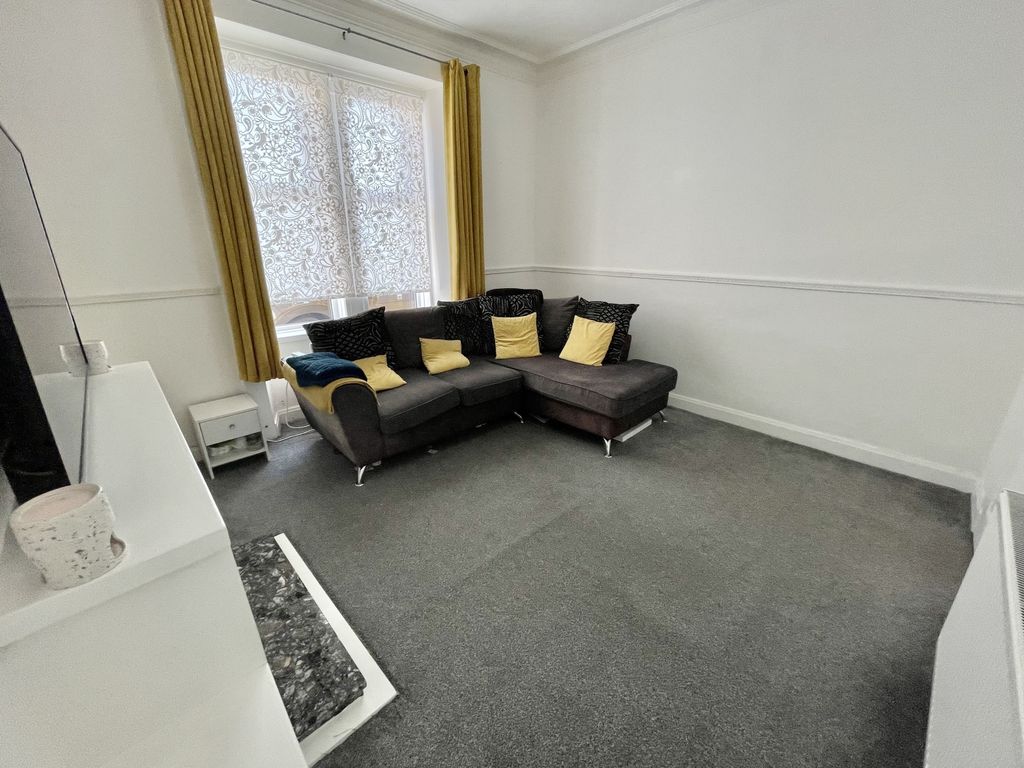 1 bed flat for sale in Milton Road, Kilbirnie KA25, £28,000