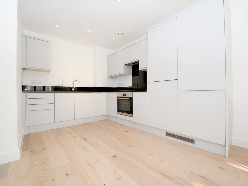 1 bed flat for sale in Royal Crescent Apartments, Royal Crescent Road, Ocean Village SO14, £160,000