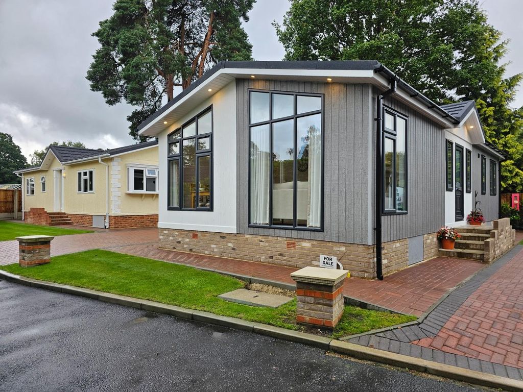 2 bed mobile/park home for sale in Pine Copse Park, Nine Mile Ride, Wokingham, Berkshire RG40, £285,000