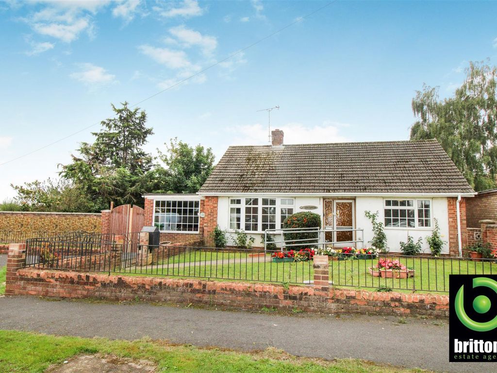 2 bed detached bungalow for sale in Hall Farm Gardens, East Winch, King