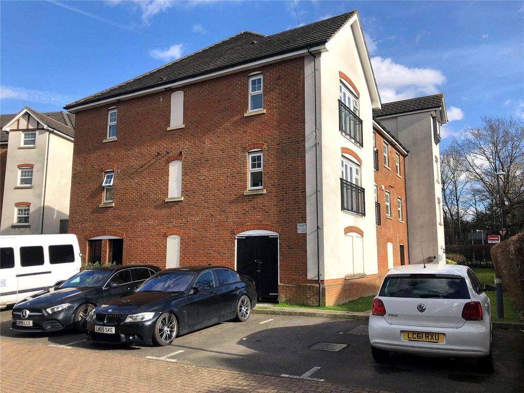 2 bed flat for sale in Woodfield Road, Crawley RH10, £225,000