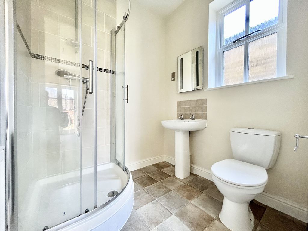 2 bed flat for sale in Harold Road, Margate CT9, £180,000