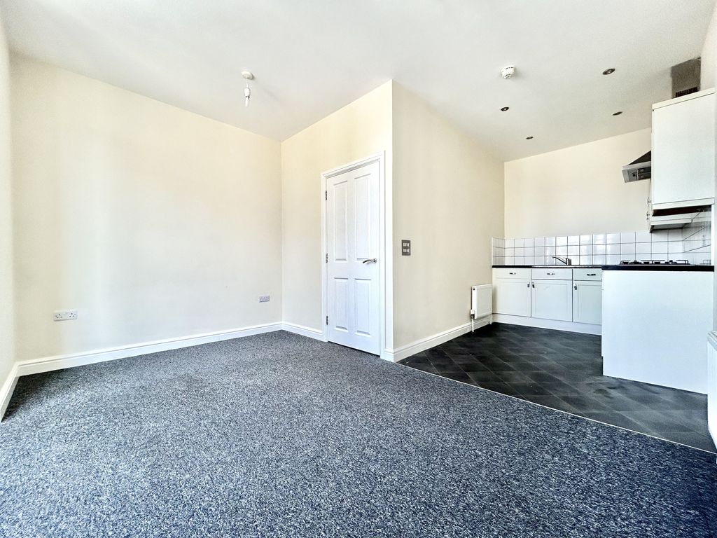 2 bed flat for sale in Harold Road, Margate CT9, £180,000