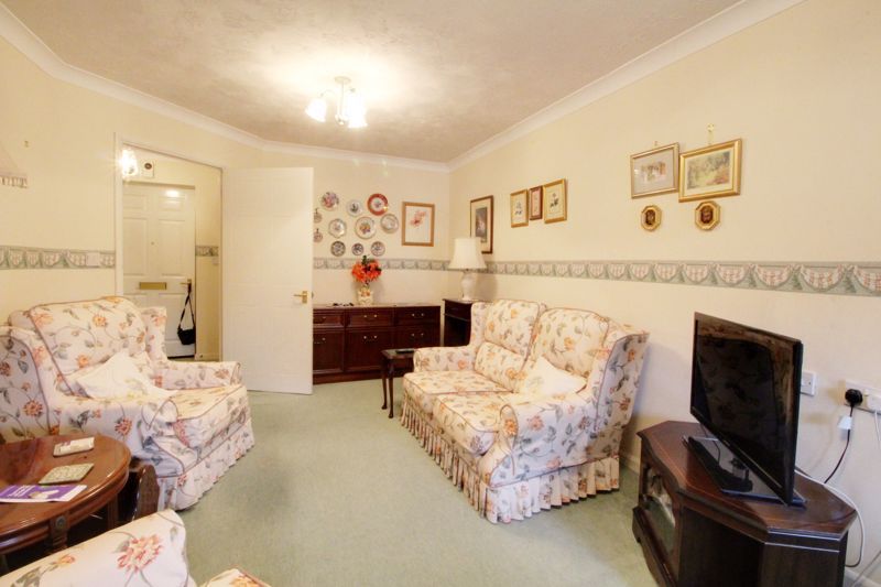 1 bed flat for sale in Darkes Lane, Potters Bar EN6, £165,000