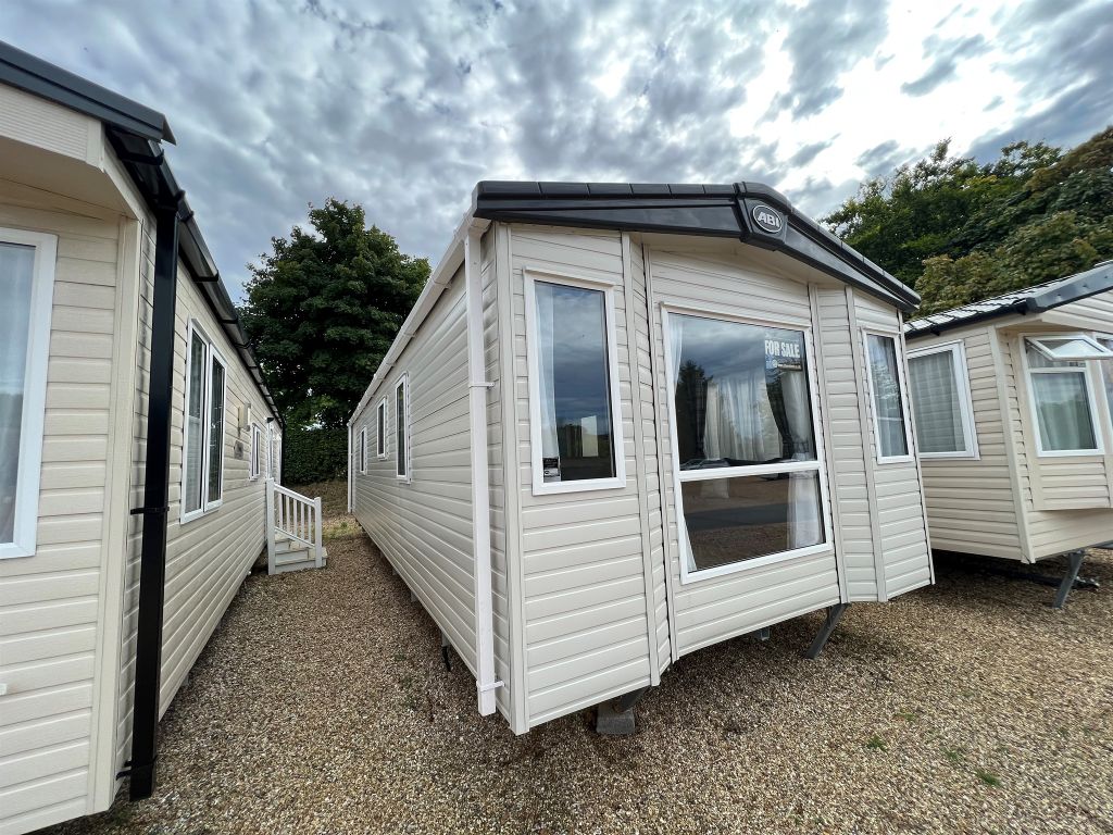 2 bed mobile/park home for sale in Cranborne Road, Furzehill, Wimborne BH21, £75,995