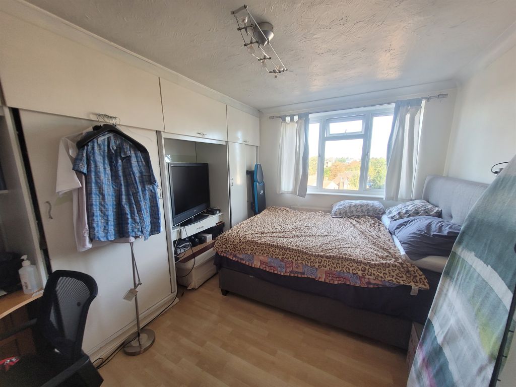2 bed flat for sale in The Larches, Luton LU2, £200,000
