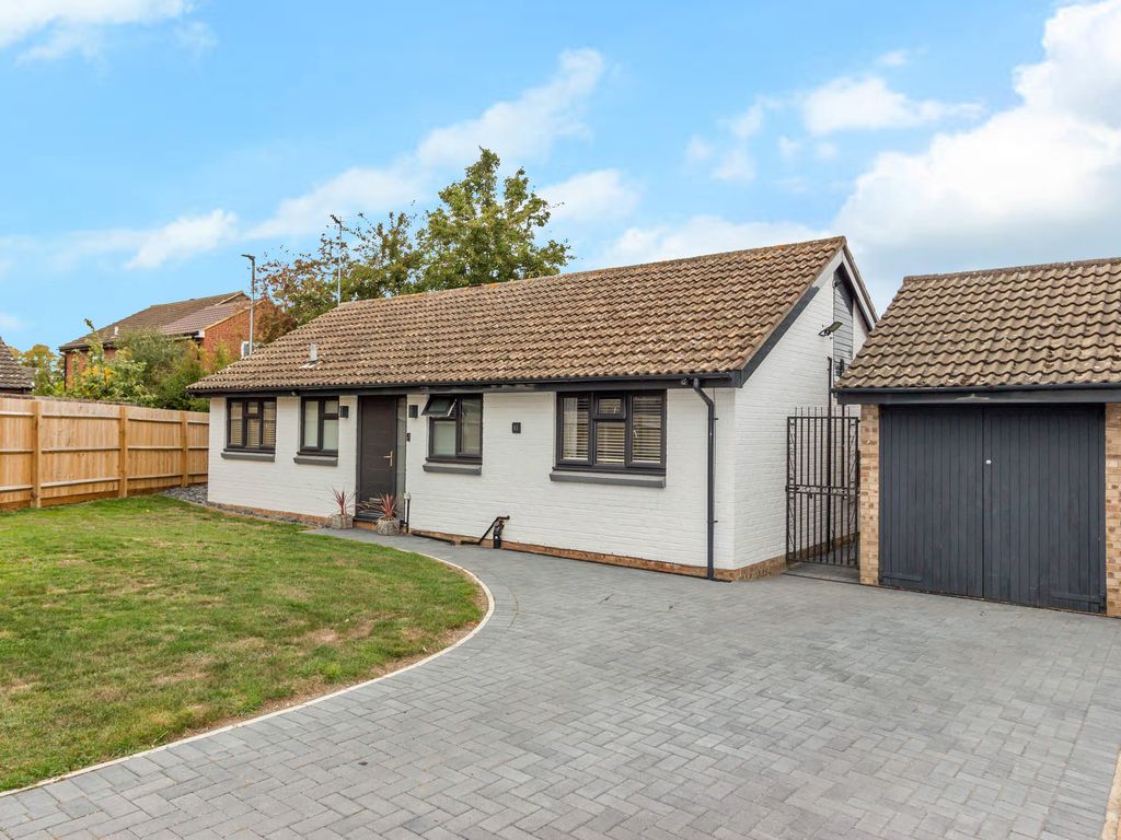 3 bed detached bungalow for sale in Braid Court, Wellingborough NN8, £300,000