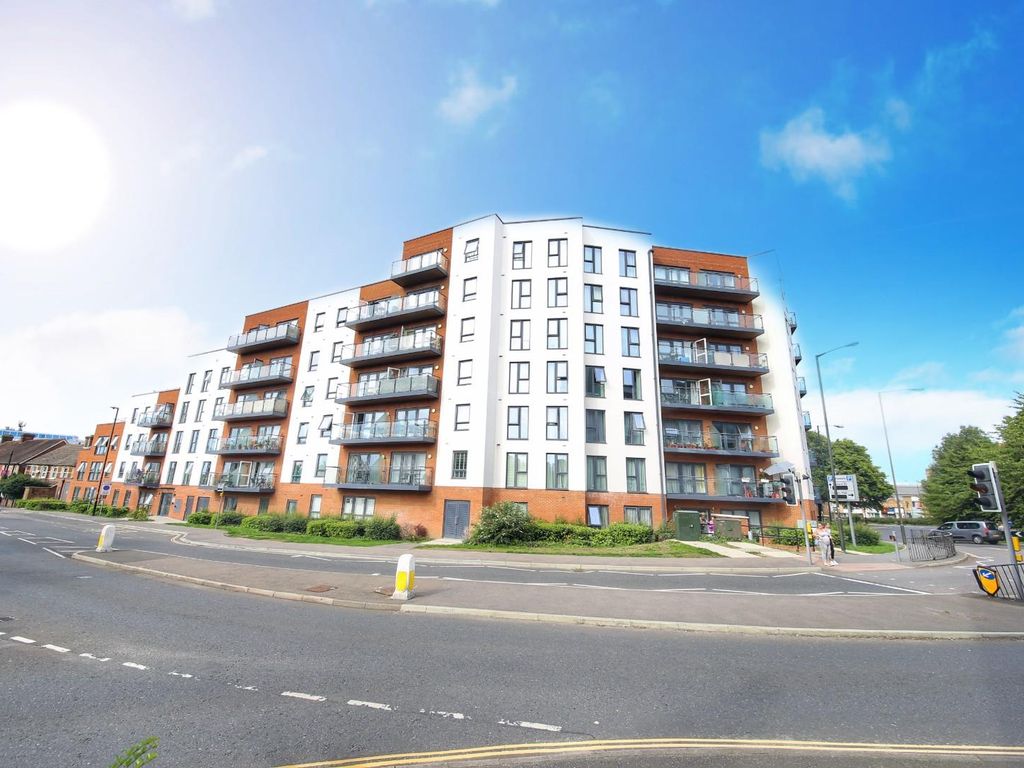 1 bed flat for sale in Ifield Road, Crawley RH11, £215,000