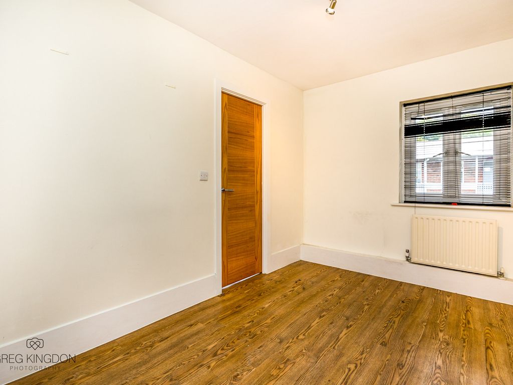 1 bed flat for sale in Cross Lanes, Guildford GU1, £189,950