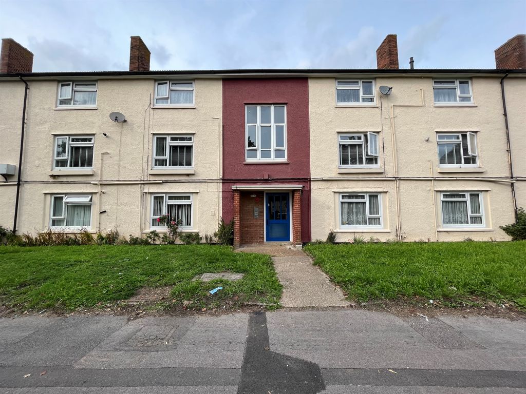 2 bed flat for sale in Chiltern Green, Southampton SO16, £160,000