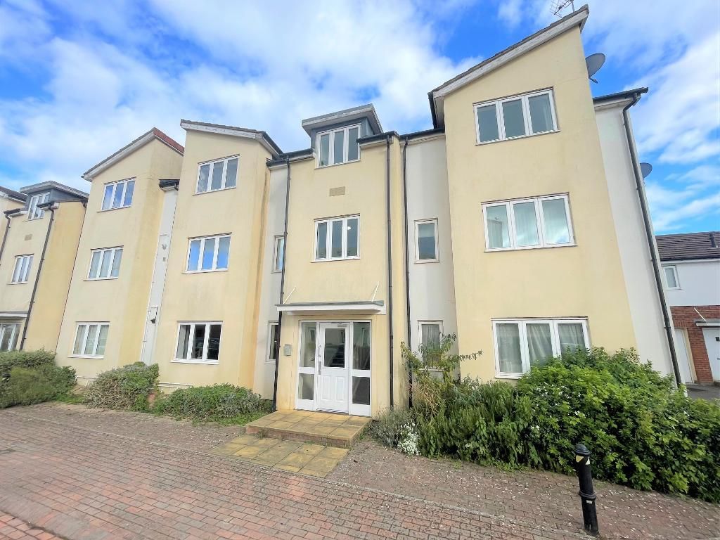 2 bed flat for sale in Market Mead, Chippenham SN15, £170,000