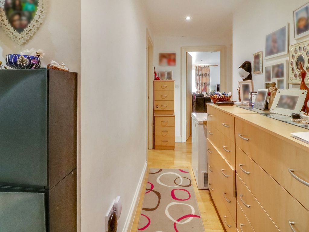 2 bed flat for sale in Buckingham Road, Edgware HA8, £310,000