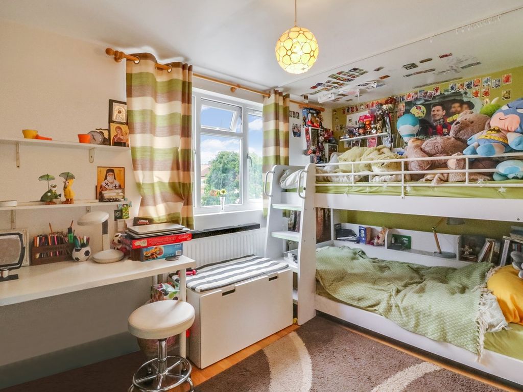 2 bed flat for sale in Buckingham Road, Edgware HA8, £310,000
