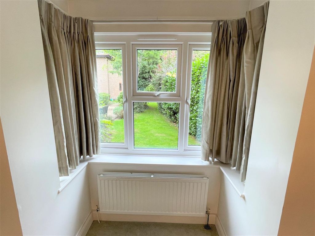 2 bed flat for sale in The Acorns, Bradbourne Park Road, Sevenoaks TN13, £200,000