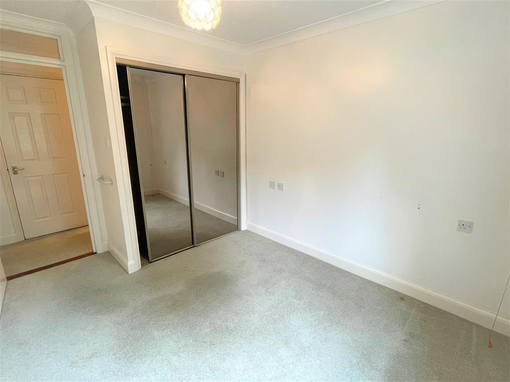 2 bed flat for sale in The Acorns, Bradbourne Park Road, Sevenoaks TN13, £200,000