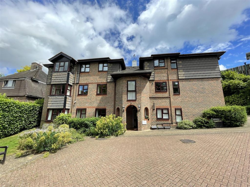 2 bed flat for sale in The Acorns, Bradbourne Park Road, Sevenoaks TN13, £200,000