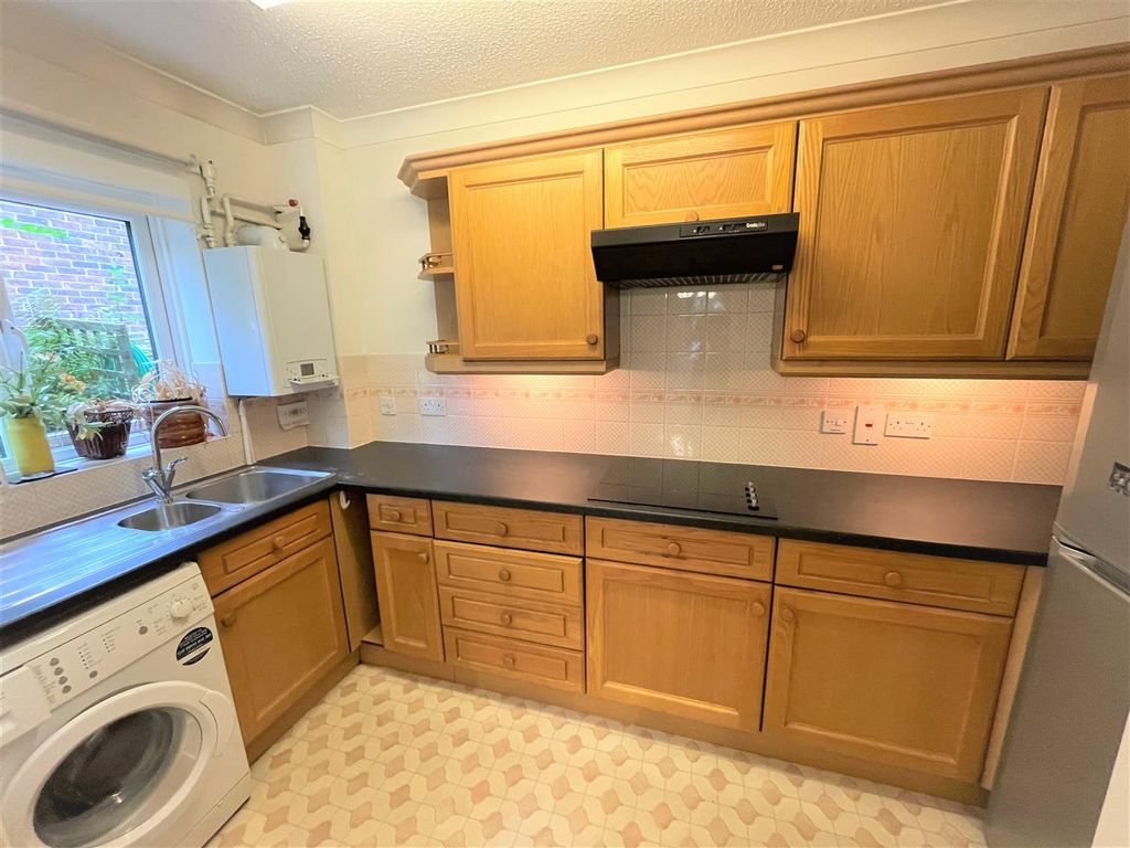 2 bed flat for sale in The Acorns, Bradbourne Park Road, Sevenoaks TN13, £200,000