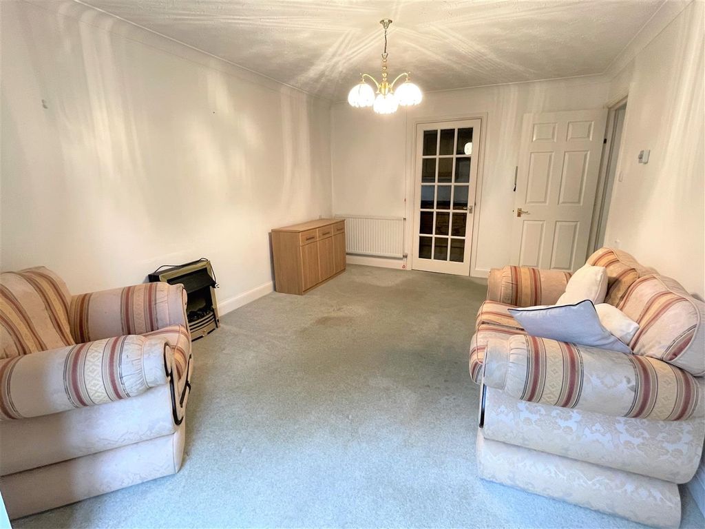 2 bed flat for sale in The Acorns, Bradbourne Park Road, Sevenoaks TN13, £200,000