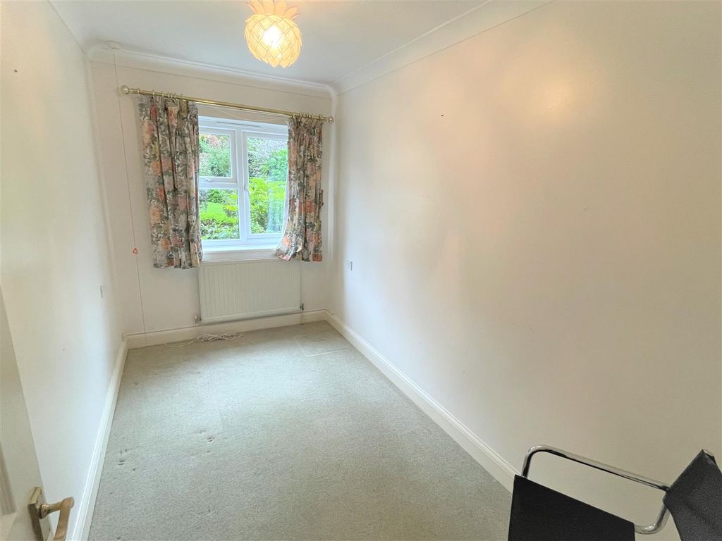 2 bed flat for sale in The Acorns, Bradbourne Park Road, Sevenoaks TN13, £200,000