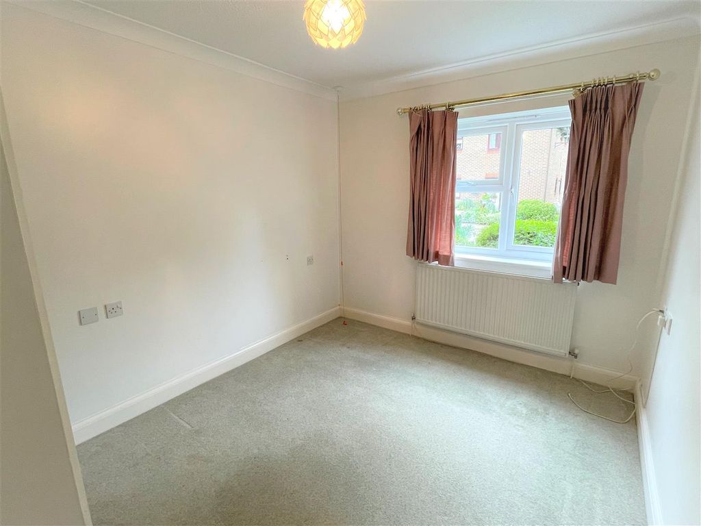 2 bed flat for sale in The Acorns, Bradbourne Park Road, Sevenoaks TN13, £200,000