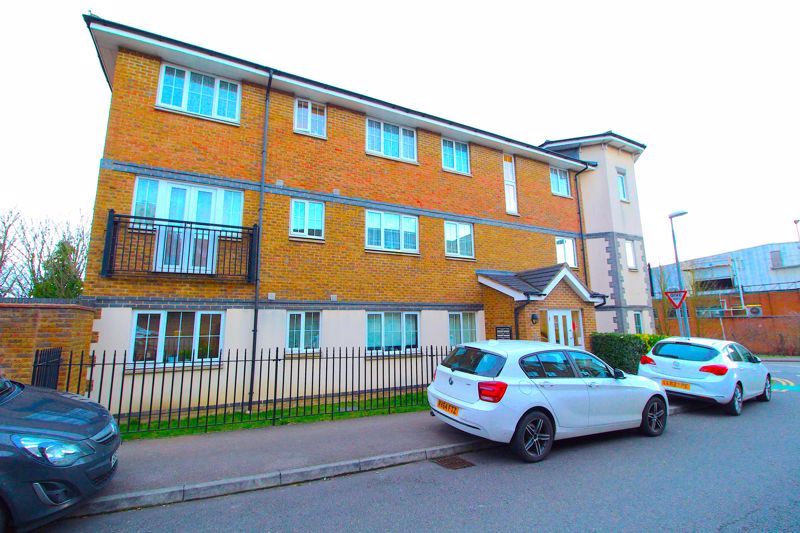 2 bed flat for sale in Kiln Way, Dunstable LU5, £195,000