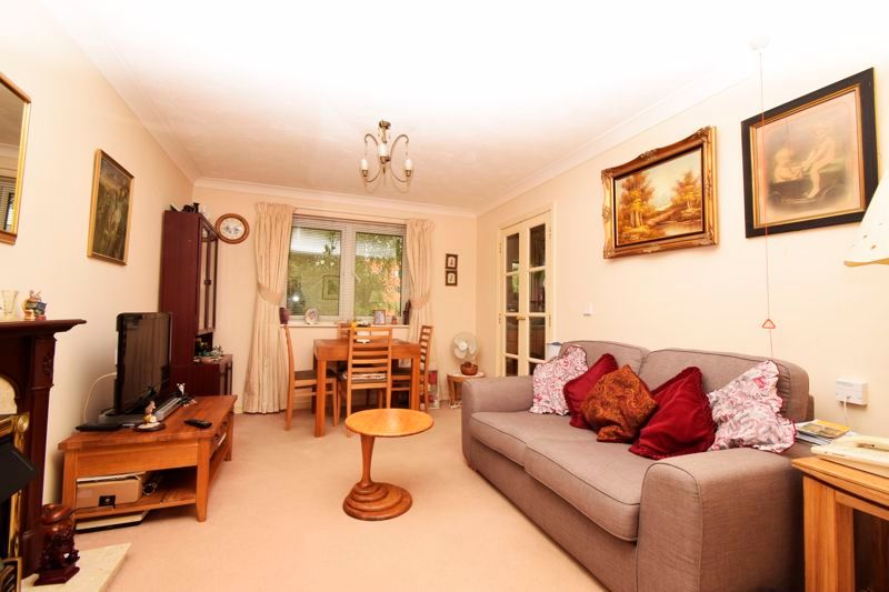 1 bed flat for sale in Greenwood Court, Epsom KT18, £160,000