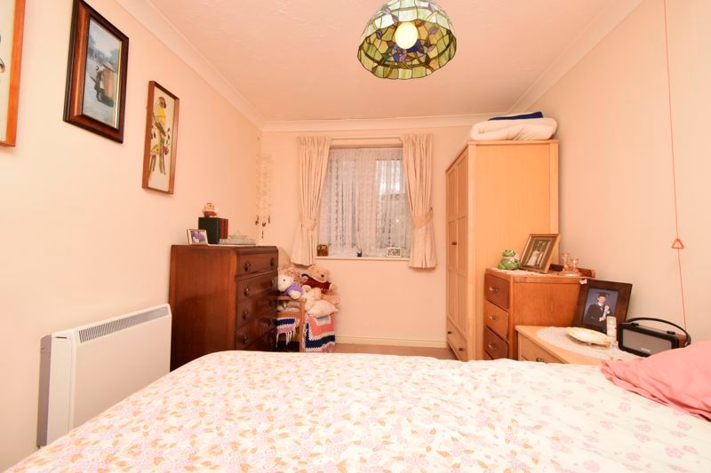 1 bed flat for sale in Greenwood Court, Epsom KT18, £160,000