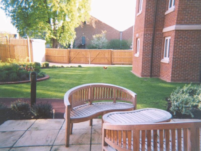 1 bed flat for sale in Greenwood Court, Epsom KT18, £160,000