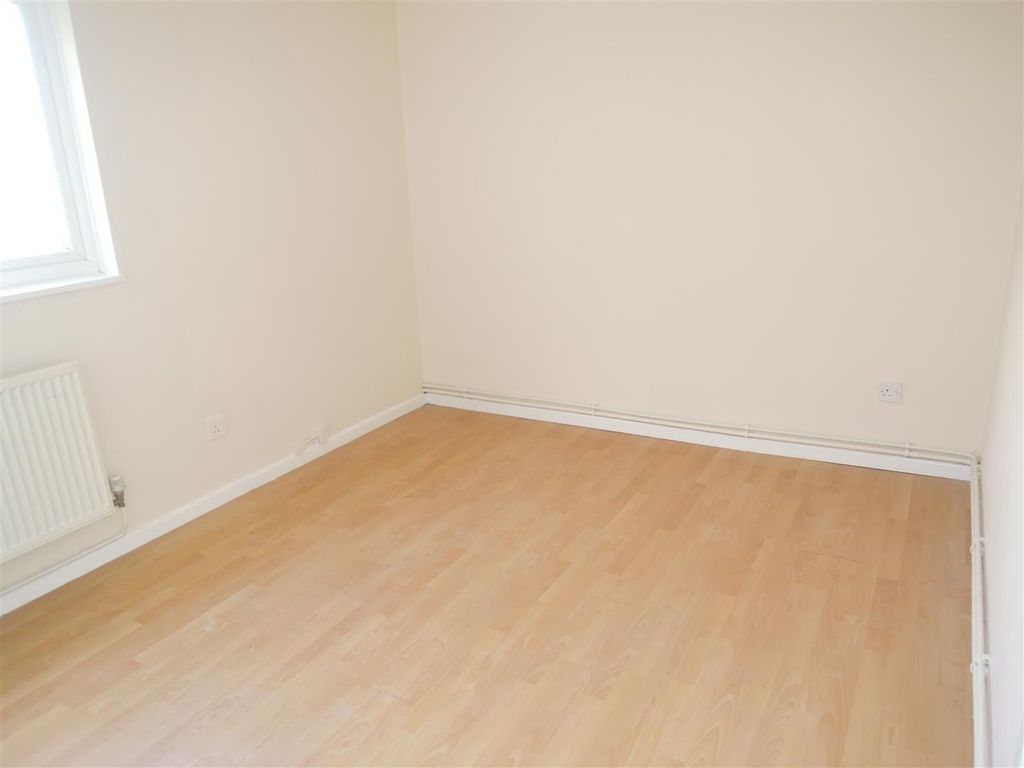 2 bed flat for sale in Lonsdale Road, Stevenage SG1, £180,000