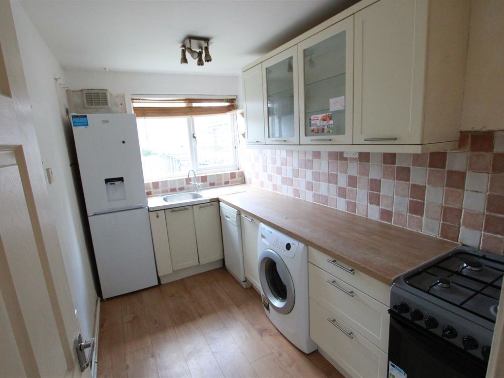 2 bed flat for sale in Lonsdale Road, Stevenage SG1, £180,000