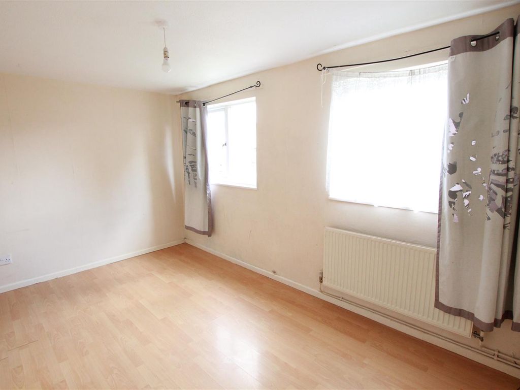 2 bed flat for sale in Lonsdale Road, Stevenage SG1, £180,000