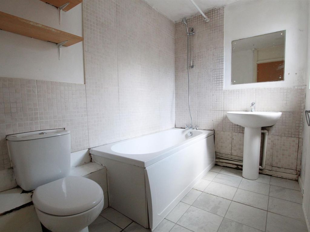 2 bed flat for sale in Lonsdale Road, Stevenage SG1, £180,000