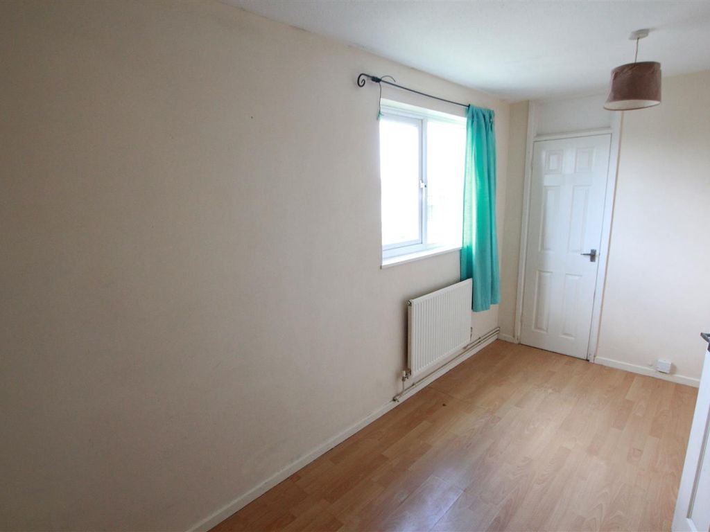 2 bed flat for sale in Lonsdale Road, Stevenage SG1, £180,000