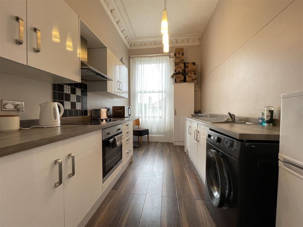 2 bed flat for sale in Trinity Road, Scarborough YO11, £120,000