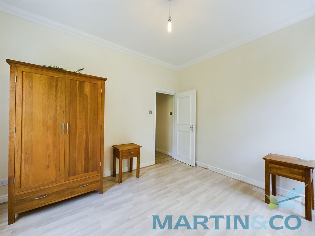 2 bed flat for sale in North Road, Liverpool L19, £200,000