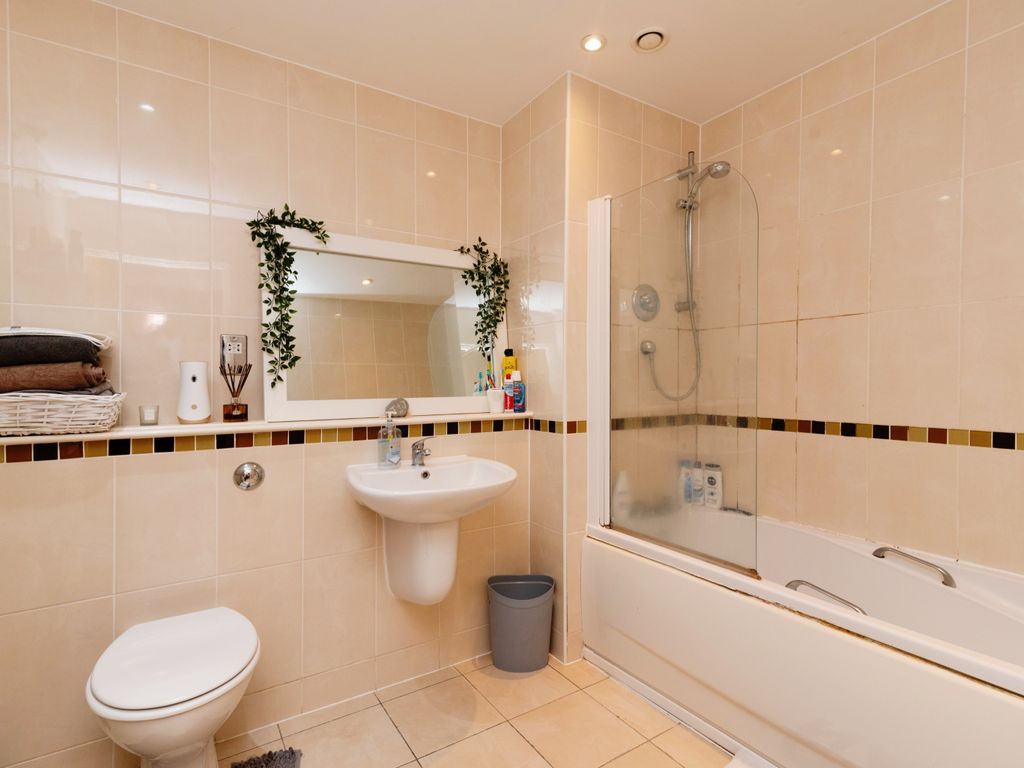 1 bed flat for sale in Penstone Court, Chandlery Way, Cardiff CF10, £160,000