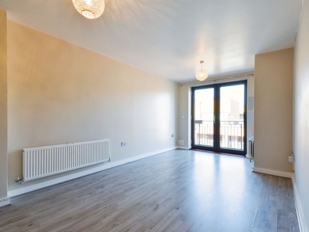 2 bed flat for sale in Basin Road, Worcester WR5, £220,000