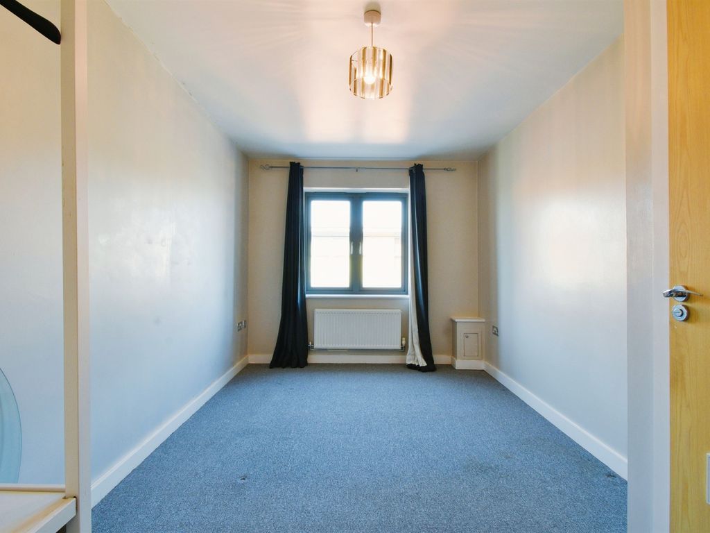 2 bed flat for sale in Basin Road, Worcester WR5, £220,000