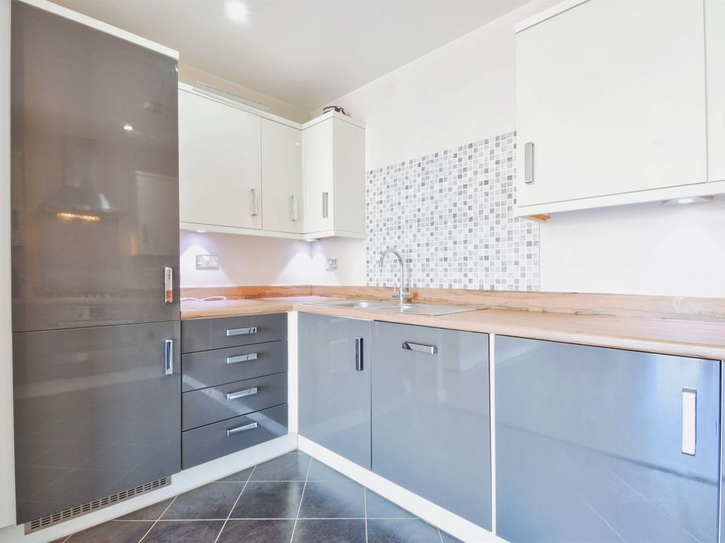 2 bed flat for sale in Basin Road, Worcester WR5, £220,000