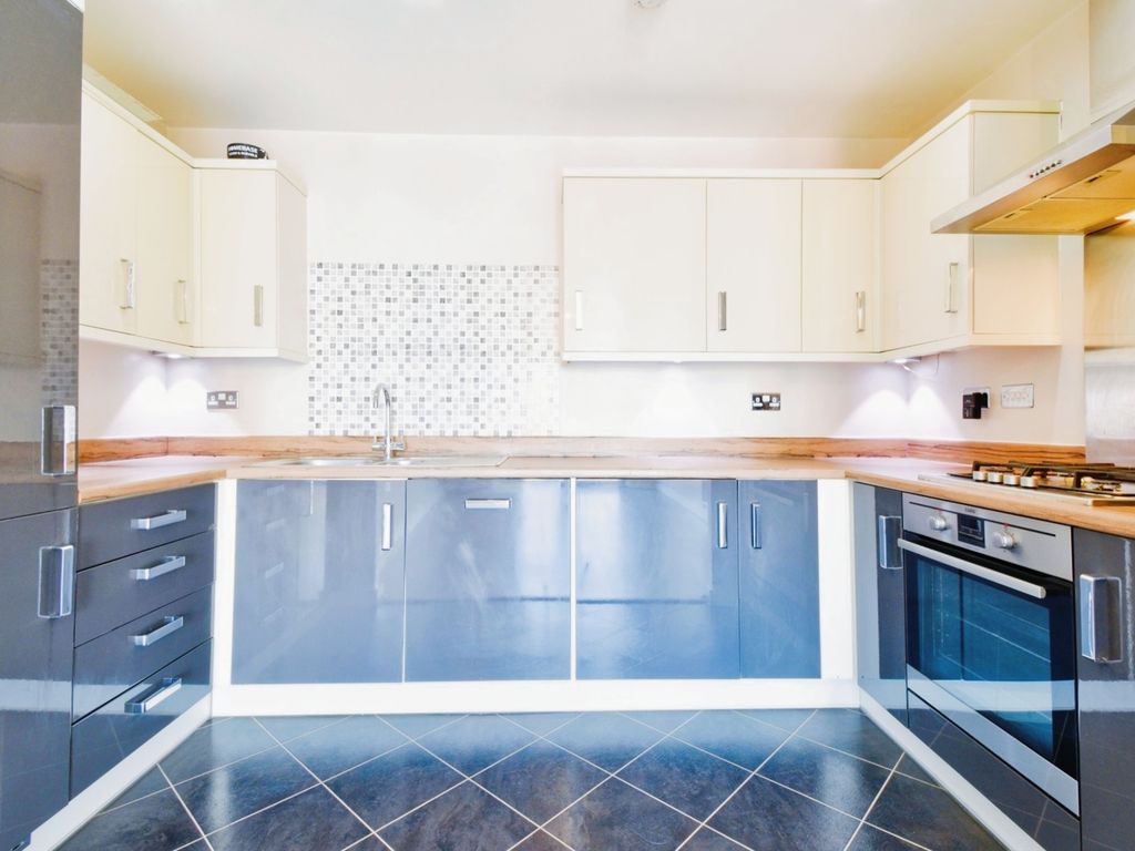 2 bed flat for sale in Basin Road, Worcester WR5, £220,000